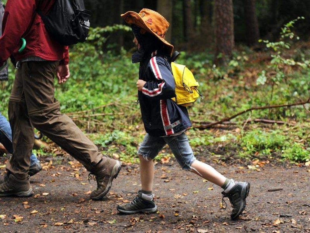 Ein Mindestalter gibt es für das Wandern nicht. Die Strecke sollte jedoch dem Alter angemessen sein. Foto: Caroline Seidel