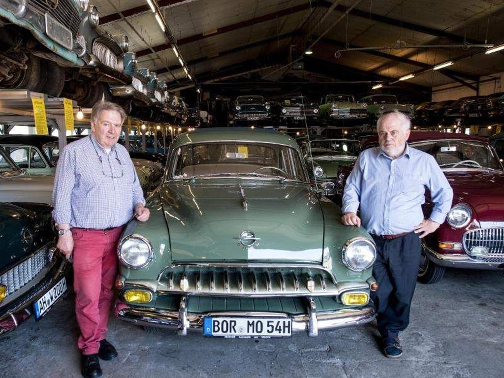 Die Brüder Martin (l) und Josef Degener wollen von jedem Opel-Modell zwischen 1948 bis in die 80er-Jahre mindestens ein fertig restauriertes Exemplar besitzen. Foto: Federico Gambarini/dpa
