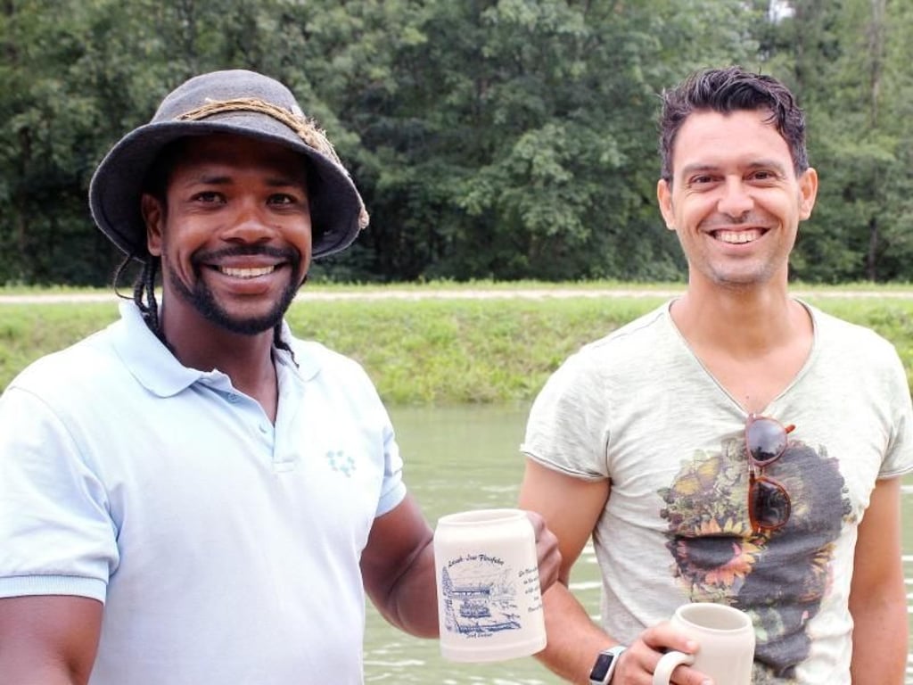 Mit muskelbepackten Armen: Jason Charles (l.) und Michele Scollo sind Flößer in Wolfratshausen. Foto: Bernd F. Meier