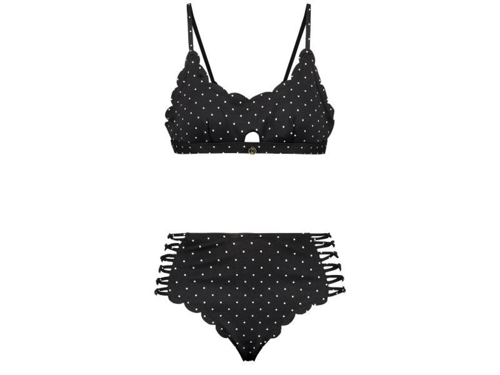 Hunkemöller kombiniert ein Bikini-Oberteil mit angesagten Rüschen mit einem hoch geschnittenen Höschen mit Schnürungen (Top ca. 30 Euro, Höschen ca. 20 Euro). Foto: Hunkemöller