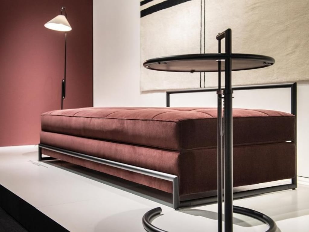 Auch 100 Jahre nach der Gründung des Bauhaus finden sich noch viele Möbel im Handel - wie der Beistelltisch von Eileen Gray namens E1027 von Classicon aus dem Jahr 1927. Foto: Franziska Gabbert