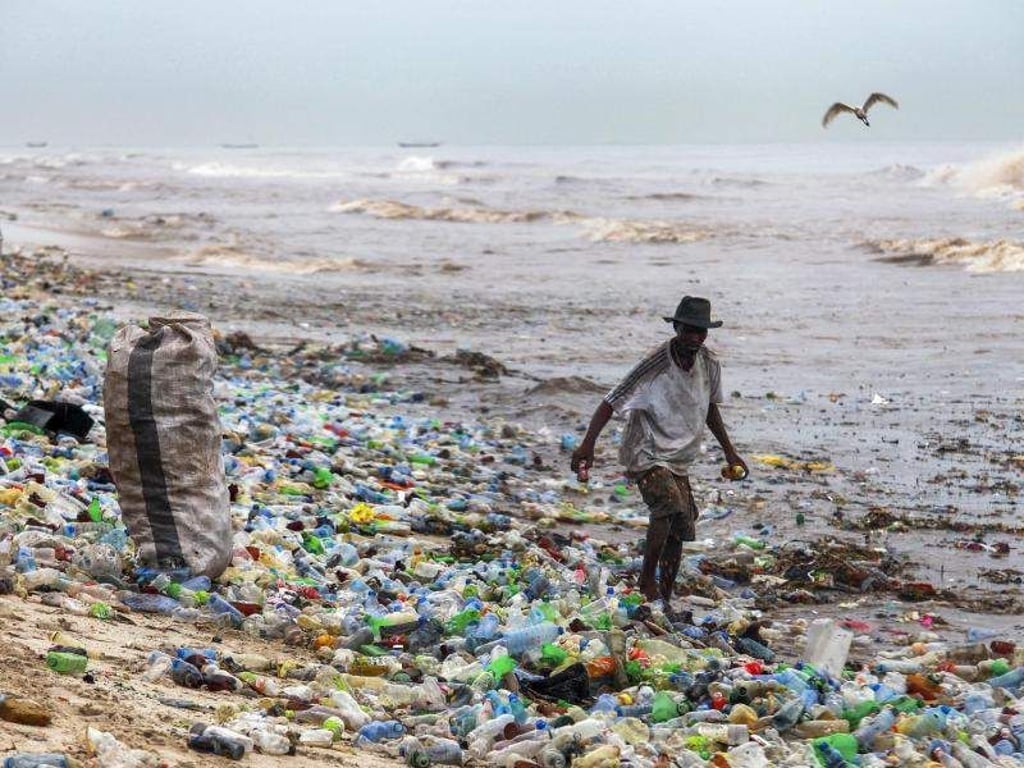 Plastikmüll am Korle Gono Strand in Ghana. Foto: Christian Thompson