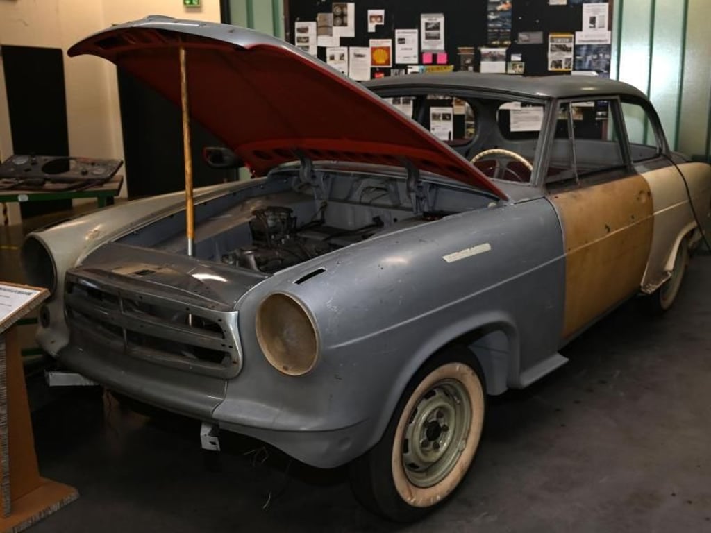 Ein Borgward Isabella TS de Luxe von 1952 steht in der Ausstellungshalle im Speicher I in der Überseestadt. Foto: Carmen Jaspersen