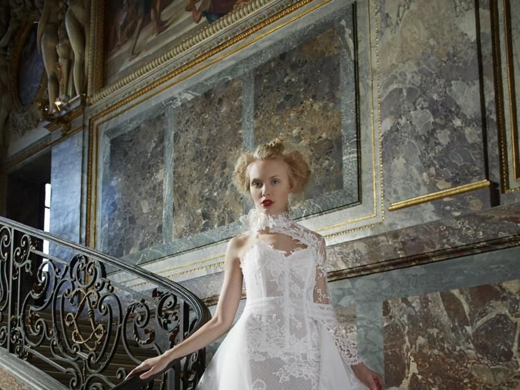 Ein Brautkleid für mutige Vintage-Liebhaber: Die Spitze kommt durch die Kombination mit transparentem Stoff bei diesem Modell von Cymbeline besonders gut zur Geltung. Foto: Cymbeline