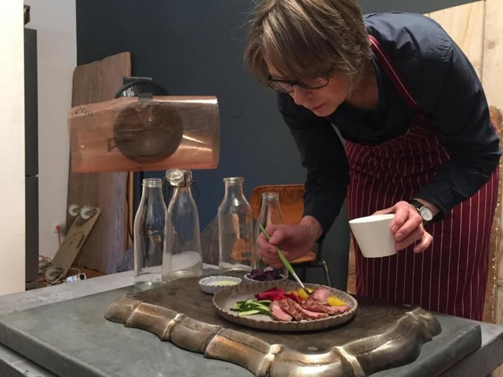 Ein wenig Speiseöl lässt die Fleischscheiben auf dem Foto frischer wirken. Food-Stylistin Anke Rabeler trägt es mit einem kleinen Pinsel auf. Foto: Tom Nebe/dpa-tmn