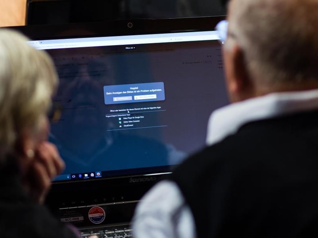 "Hoppla! Beim Anzeigen des Bildes ist ein Problem aufgetreten" - Regina und Max lernen beim Kurs des SeniorenComputerClubs in Berlin-Mitte gemeinsam, so ein Problem zu lösen. Foto: Sebastian Gollnow