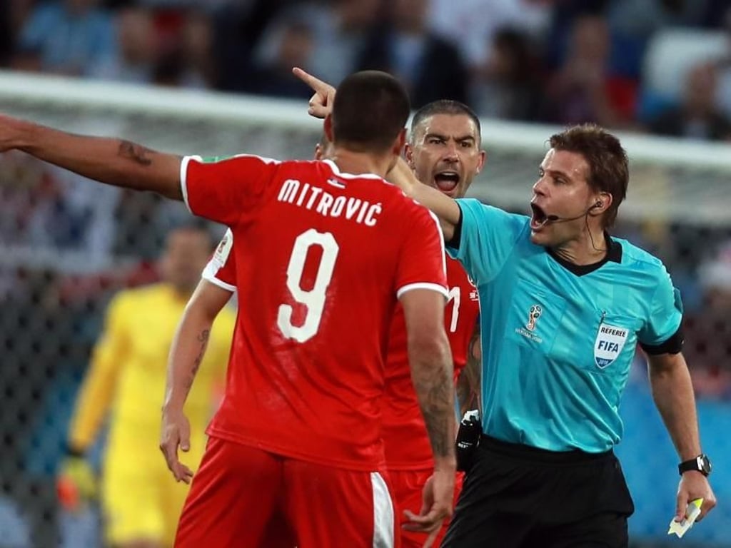Schiedsrichter Felix Brych aus Deutschland diskutiert mit dem serbischen Spieler Aleksandar Mitrovic (vorn). Später verglich Serbiens Trainer Krstajic den Referee mit einem Kriegsverbrecher. Foto: Sergei Fadeichev/TASS