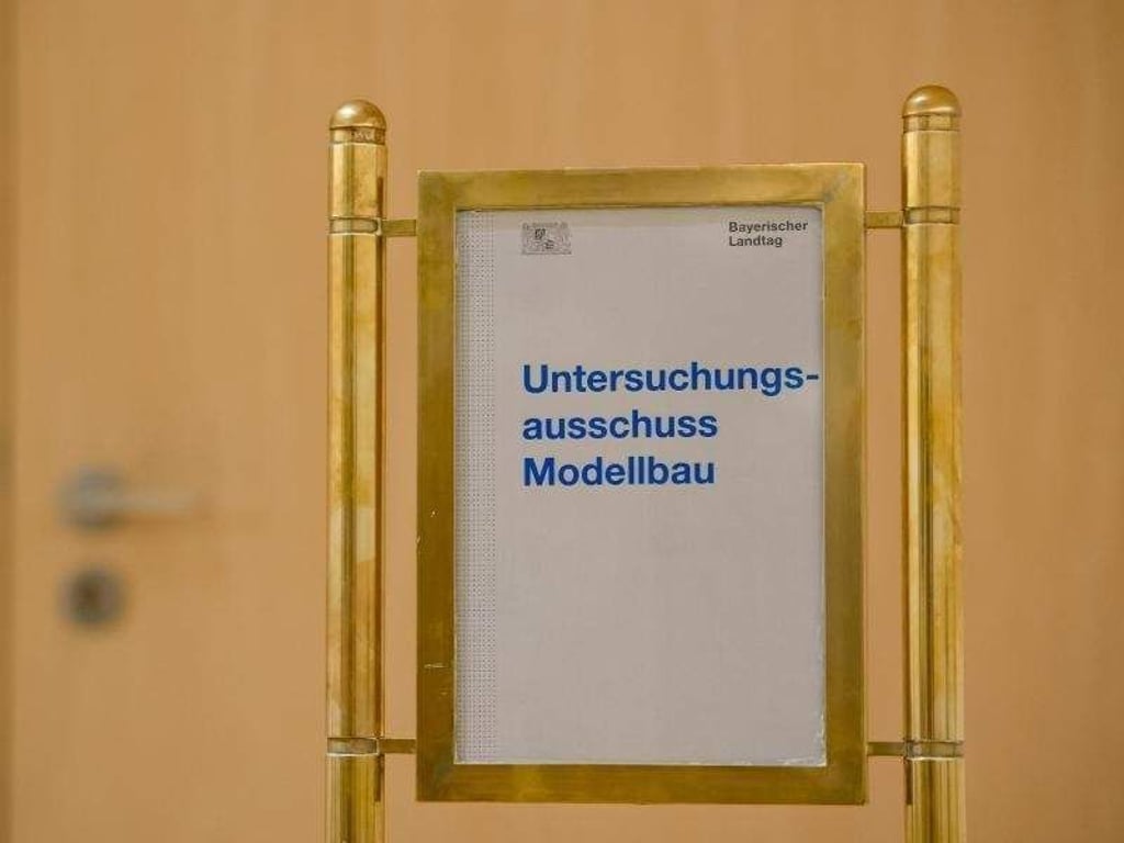 Ein Schild mit der Aufschrift "Untersuchungsausschuss Modellbau" vor dem Sitzungssaal im Landtag in München. Foto: Sven Hoppe