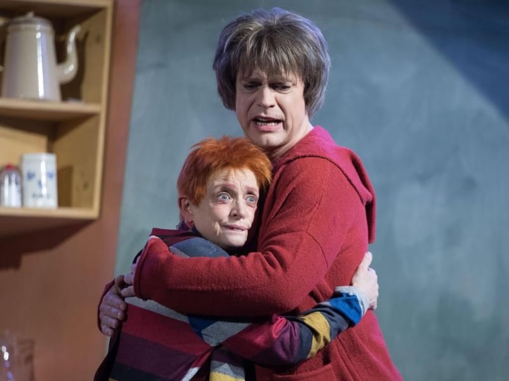 Katharina Thalbach (l) und Pierre Besson in "Hase Hase" in der Komödie am Kurfürstendamm im Schiller Theater. Foto: Jörg Carstensen