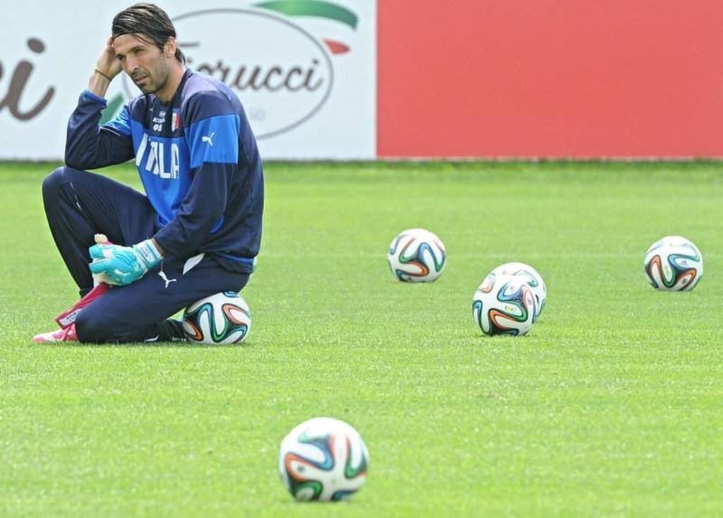 epa04226451 Italy's national soccer team goalkeeper Gianluigi Buffon attends a training session of the four-time World Champion in Coverciano, near Florence, Italy, 25 May 2014. Italy is preparing for the upcoming FIFA World Cup 2014 which runs from 12 June to July 13. EPA/MAURIZIO DEGL' INNOCENTI +++(c) dpa - Bildfunk+++