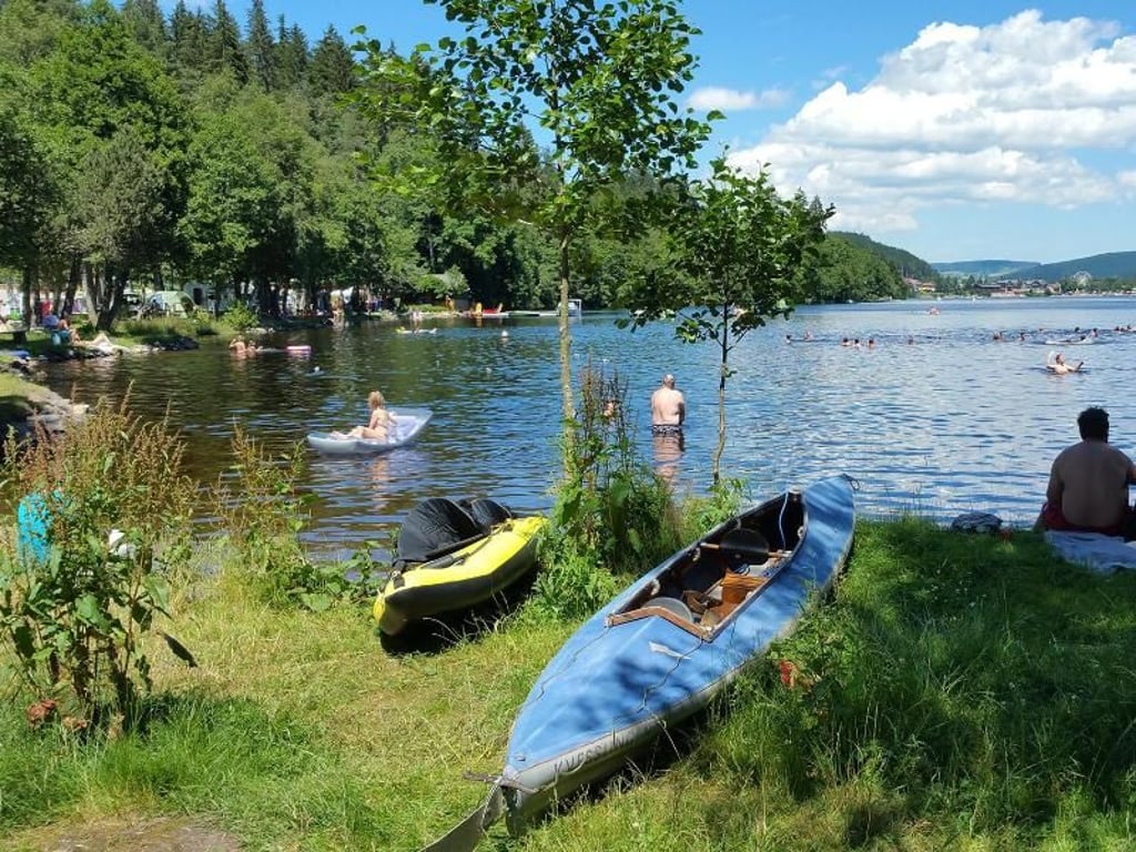 Beste Lage am Wasser: Naturcamping Weiherhof am südwestlichen Ende des Titisees bietet Schwimmern und Wassersportlern ein passendes Sommerrefugium. Foto: Annette Schmidt-Kilchling/Campingplatz Weiherhof/dpa-tmn