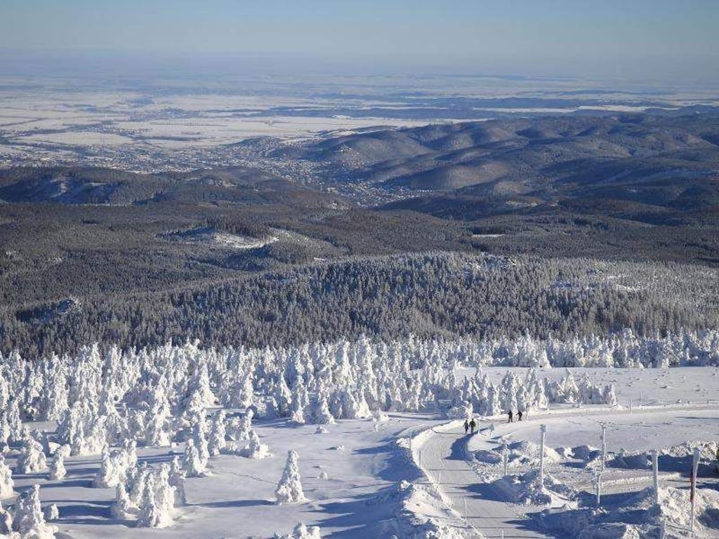 Winterlandschaft auf dem Brocken mit Blick auf Wernigerode. Foto: Jens Wolf/Archiv