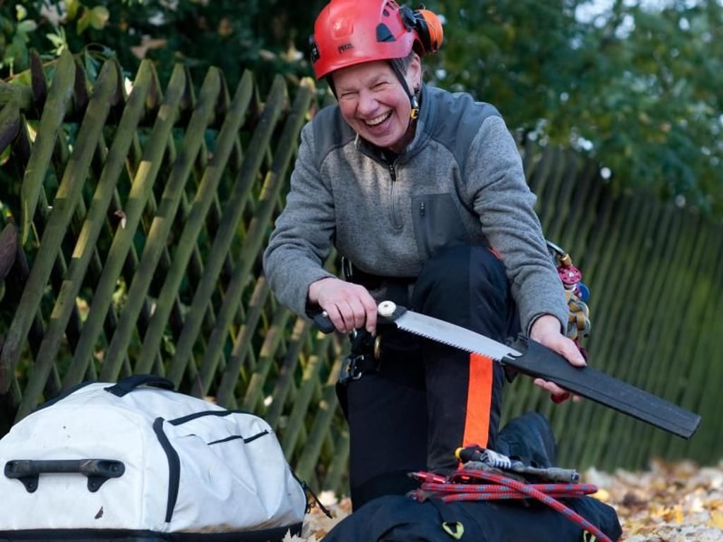 Hantieren mit gefährlichem Gerät: Wer wie Susanne Wersig im Wald Bäume beschneidet, muss umsichtig arbeiten. Denn ein Moment der Unachtsamkeit kann zu schweren Verletzungen führen. Foto: Klaus-Dietmar Gabbert