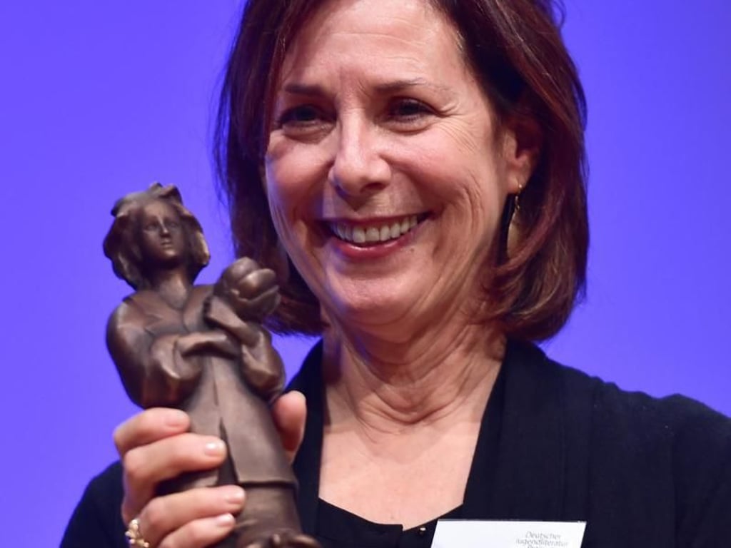 Die Autorin Pam Munoz Ryan aus San Diego (USA) freut sich über ihre Trophäe. Sie gewann die Kategorie Kinderbuch mit dem Buch «Der Träumer». Foto: Arne Dedert