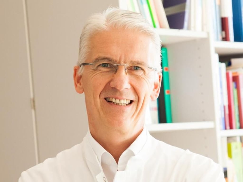 Prof. Dr. med. Rainer Wirth ist Direktor der Klinik für Altersmedizin und Frührehabilitation am Marien Hospital Herne sowie Leiter der Arbeitsgruppe «Ernährung und Stoffwechsel» bei der Deutschen Gesellschaft für Geriatrie e.V. Foto: Marien Hospital Herne