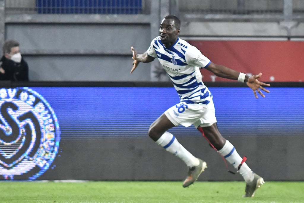 Grüße nach Halle! Duisburgs Wilson Kamavuaka entreißt dem 1. FC Kaiserslautern noch den so wichtigen Auswärtssieg im Abstiegskampf.