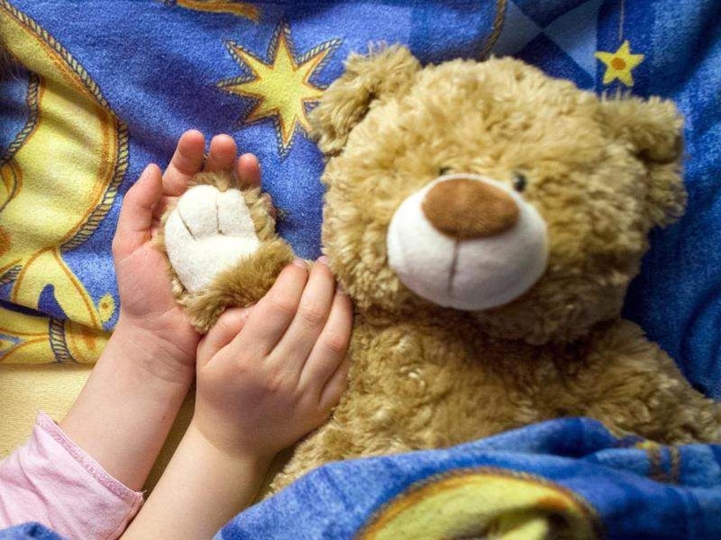 Bei Geschwisterkindern ist es ratsam, erst das Jüngere und etwas später das Ältere ins Bett zu bringen. Foto: Patrick Pleul/Symbolbild