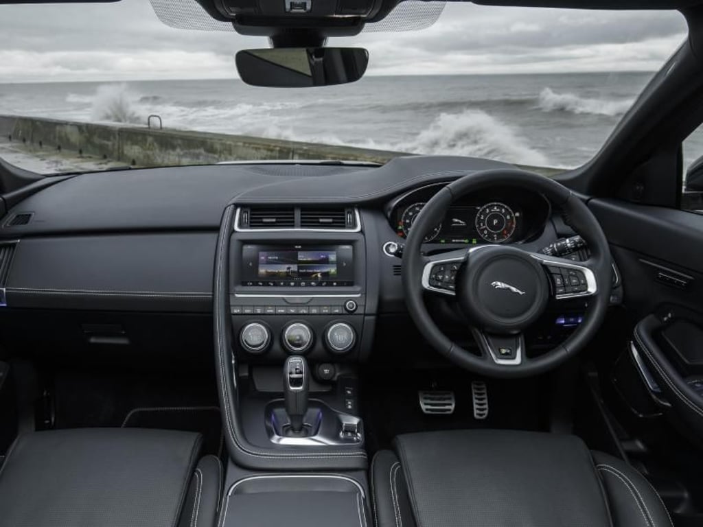 Neben seinem markanten Design soll der E-Pace mit einem modernen Interieur punkten. Der E-Pace verfügt über einen großen Touchscreen in der Mittelkonsole und als Optionen unter anderem einen WLAN-Hotspot. Foto: Jaguar/dpa