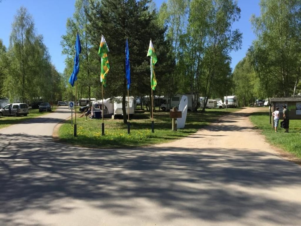 Der Campingplatz Ecktannen liegt am nördlichen Zipfel der Müritz in der Mecklenburgischen Seenplatte - das malerische Waren ist nicht fern. Foto: Jens Dörge/Campingplatz Ecktannen/dpa-tmn