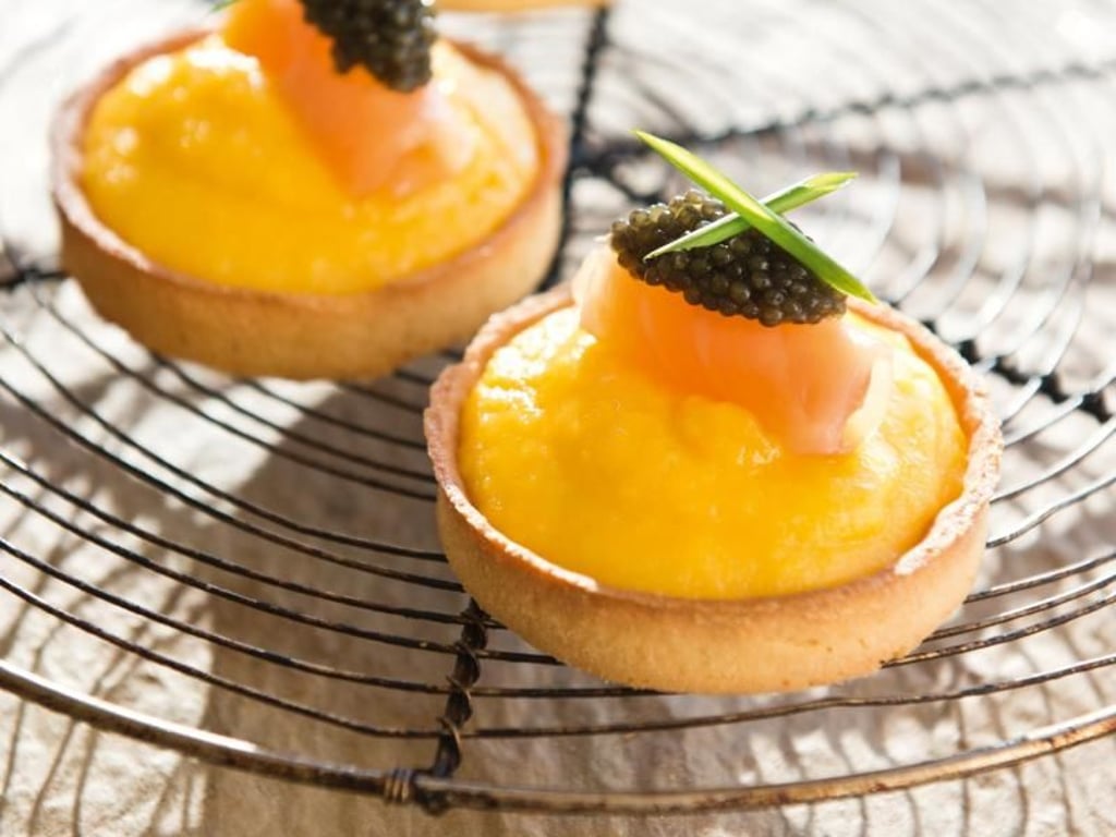 Raffiniert kombiniert: Mini-Tartelettes mit cremigem Rührei und Kaviar. Foto: Justyna Krzyzanowska
