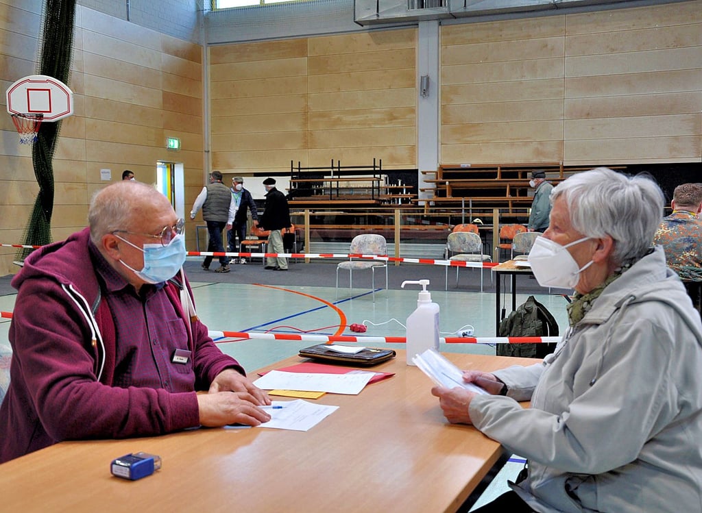 Seehäuser Dr. Walter Fiedler führt ein Aufklärungsgespräch mit der 88-jährigen Werbenerin Adelheid Sommer.