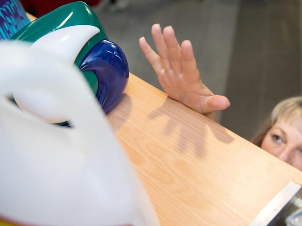 Nur kurz mal auf die Zehenspitzen und die bunten Waschmittelpods landen in Kinderhand. Und dann vielleicht im Mund? Eine Riesenküche bietet die Chance eines Perspektivwechsels für Erwachsene. Sie erleben die Küche durch Kinderaugen. Foto: Franziska Gabbert