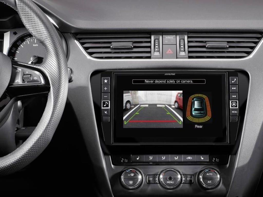 Sauberer Trend: Beliebt sind Nachrüstlösungen, die sich passgenau in den Innraum einfügen. Vorhandene Features wie etwa eine Rückfahrkamera müssen auch mit dem neuen System funktionieren. Foto: Alpine Electronics GmbH