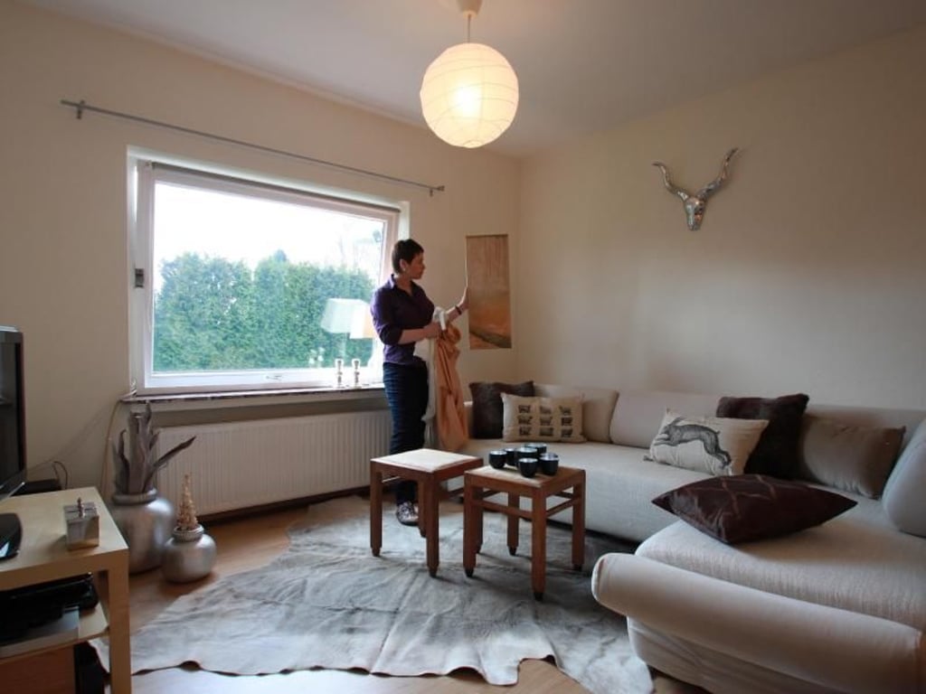 Home Stagerin Iris Houghton peppt die zu verkaufenden Räume mit Wohnaccessoires auf. Foto: John Houghton