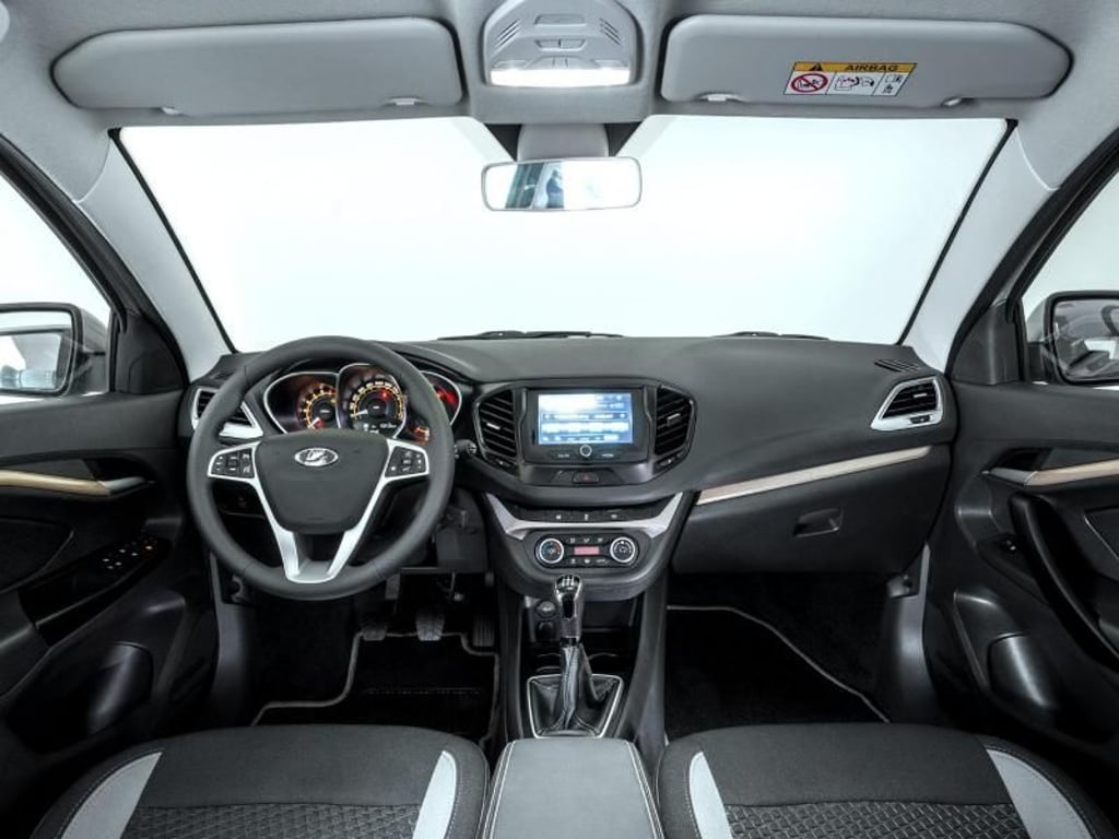 Die Instrumente im Cockpit sind schlicht, die Schalter sind grob. Gearbeitet wurde mit viel Plastik. Foto: Lada