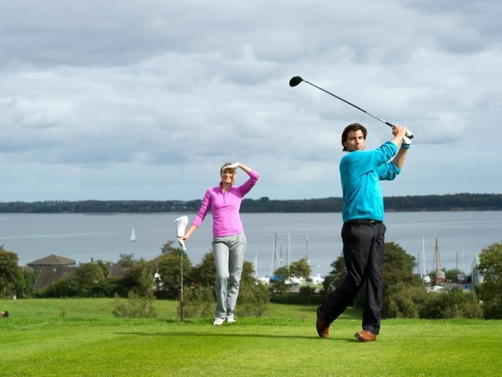 Golfen an der Küste: Mehr als 50 Golfclubs in Schleswig-Holstein mit Hotels zusammengetan und bieten fertige Rundum-Urlaubspakete an. Foto: www.golfkueste.de/Stephan von Stengel