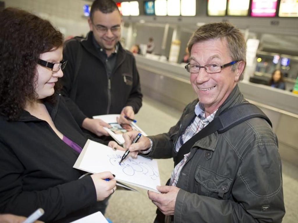 Karikaturist Arno Funke, auch als Ex-Kaufhauserpresser «Dagobert» bekannt, vor dem Abflug zum RTL-Dschungelcamp 2013. Foto: Frank Rumpenhorst
