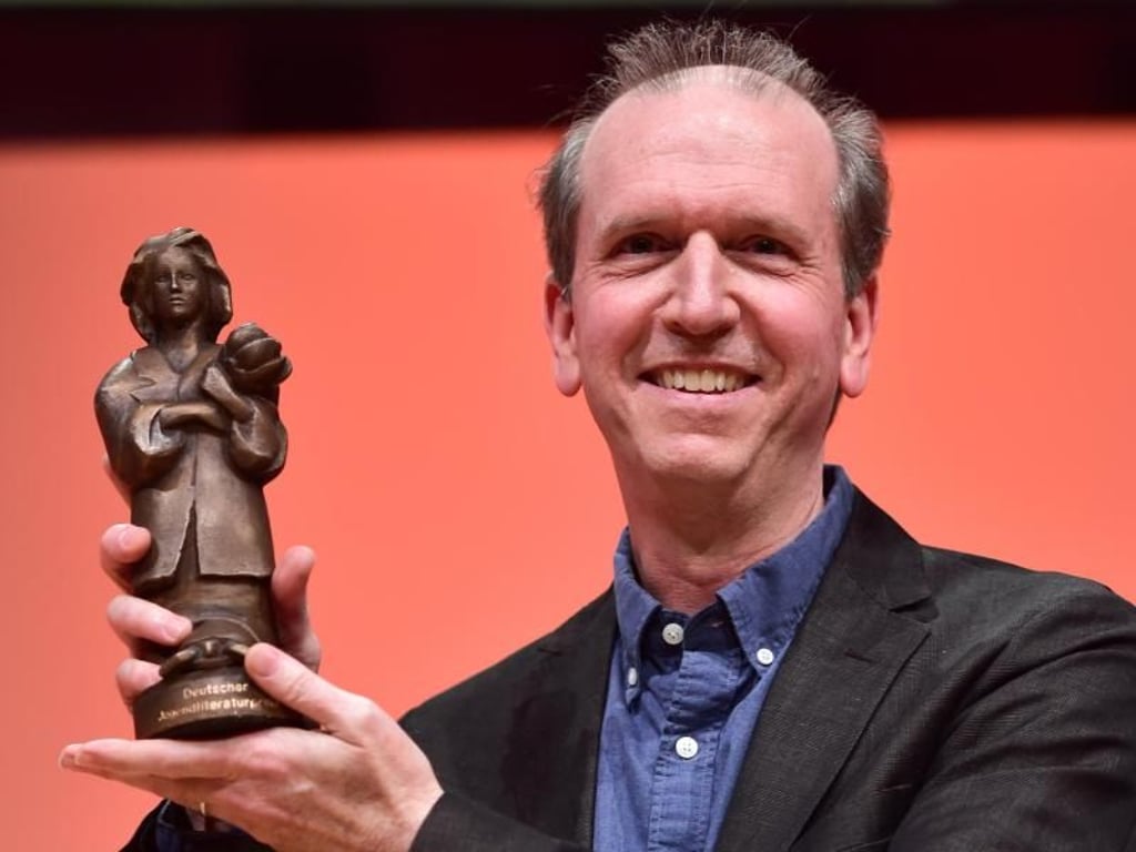 Der Illustrator und Autor David Wiesner aus Bridgewater, New Jersey (USA), gewann mit seinem Buch «Herr Schnuffels» in der Kategorie Bilderbuch. Foto: Arne Dedert