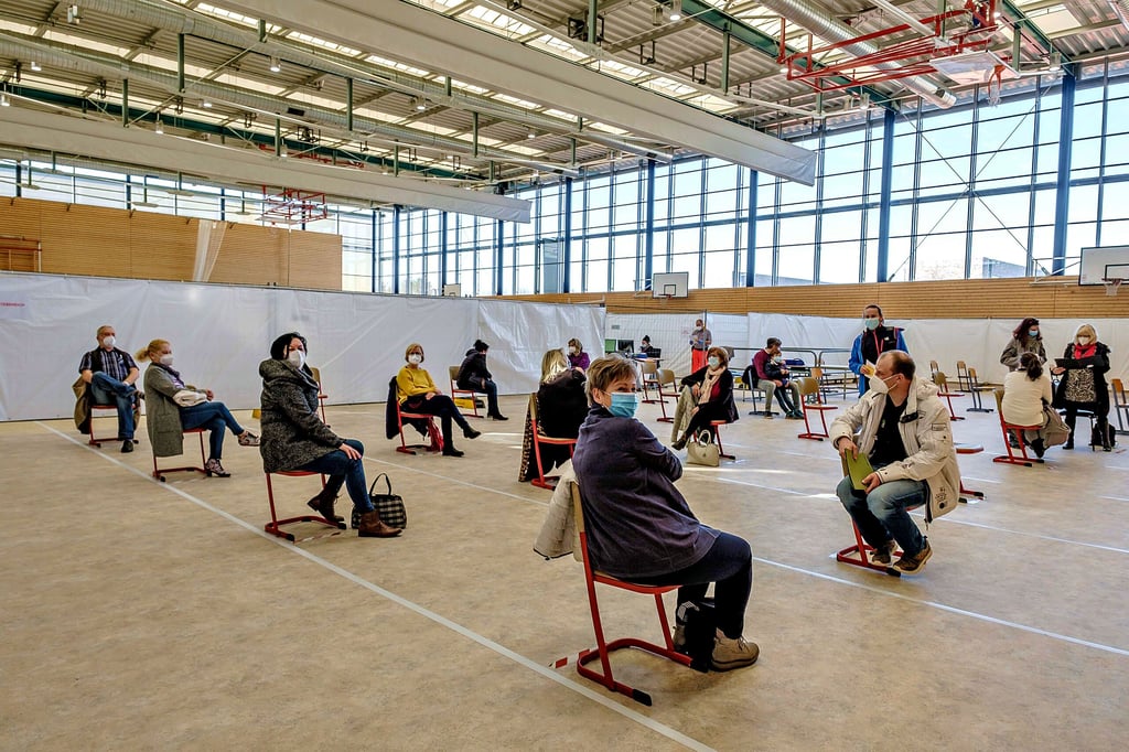 Durch die großen Glasscheiben, die sich nicht öffnen lassen, heizt es sich im Wittenberger Impfzentrum schnell auf.