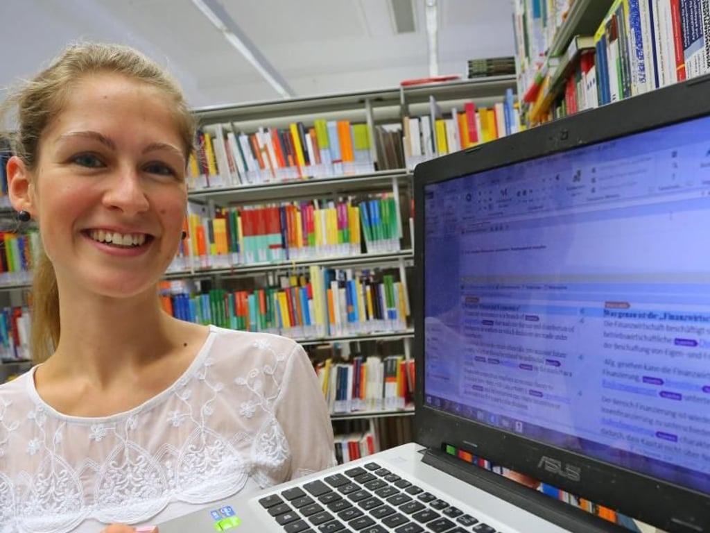 Elena Zerlin macht ein Fachübersetzerstudium an der Hochschule für Angewandte Wissenschaften Würzburg-Schweinfurt. Hier zeigt sie an einem Computer ein Übersetzungsprogramm. Foto: Karl-Josef Hildenbrand