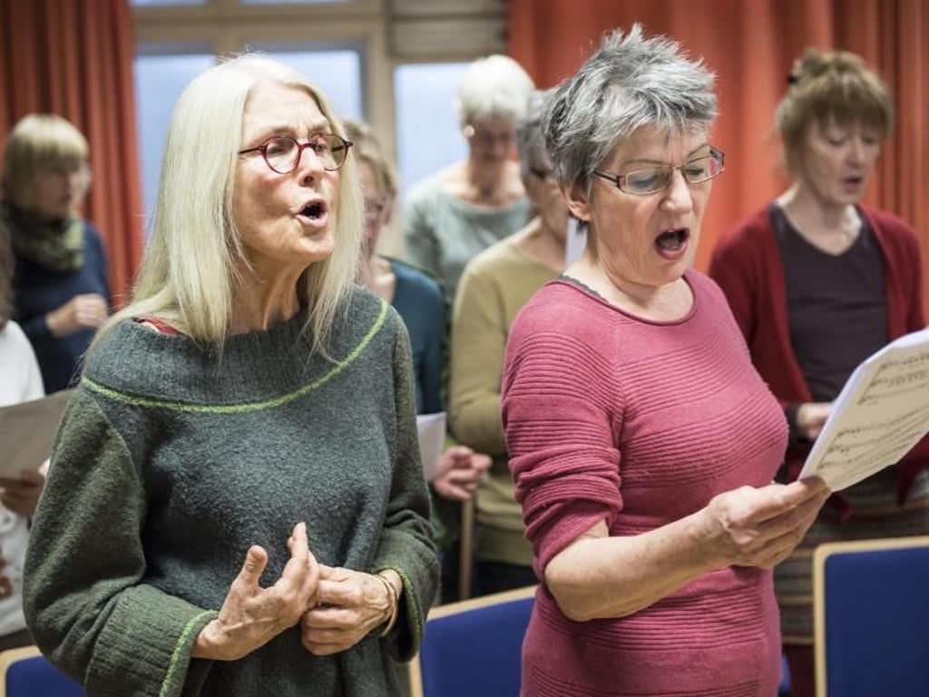 Mit vollem Körpereinsatz: Singen im Alter, wie hier beim Berliner Chor «High Fossility», ist nicht nur gut für die Stimme. Robert Günther Foto: Robert Günther