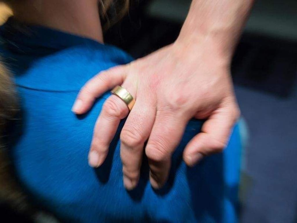 Unerwünschter Körperkontakt: Die Entscheidung, wie man sich in einer bedrohlichen Situation verhält, muss häufig innerhalb von Sekunden fallen. Foto: Florian Schuh