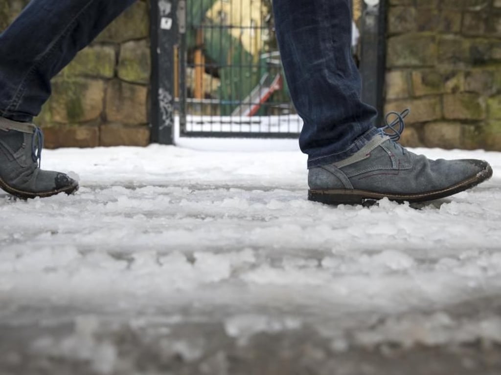 Schnee und Eis setzen den Schuhen ganz schön zu. Insbesondere im Winter sollte man sie daher regelmäßig pflegen. Foto: Florian Schuh