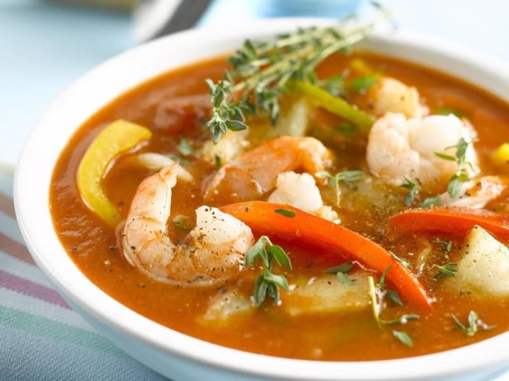 Eine herzhafte Suppe gehört für viele an Weihnachten dazu, etwa eine Gulasch- oder eine Fischsuppe. Foto: Kai Schwabe/Westend61/dpa-tmn
