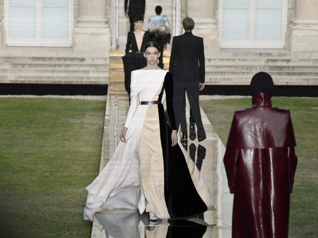 Zeitgemäß mit einem Hauch von Nostalgie: Die Kreationen von Givenchy-Designerin Claire Waight Keller sind voller Finesse. Foto: XinHua Meeteurope
via ermenegido canton