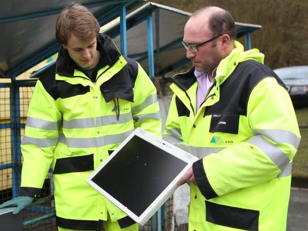 Jan Lacher klassifiziert gemeinsam mit seinem Ausbilder Karl Georg Tomberge den Müll. Er macht eine Ausbildung bei der Dortmunder Entsorgungsgesellschaft EDG. Foto: Ina Fassbender
