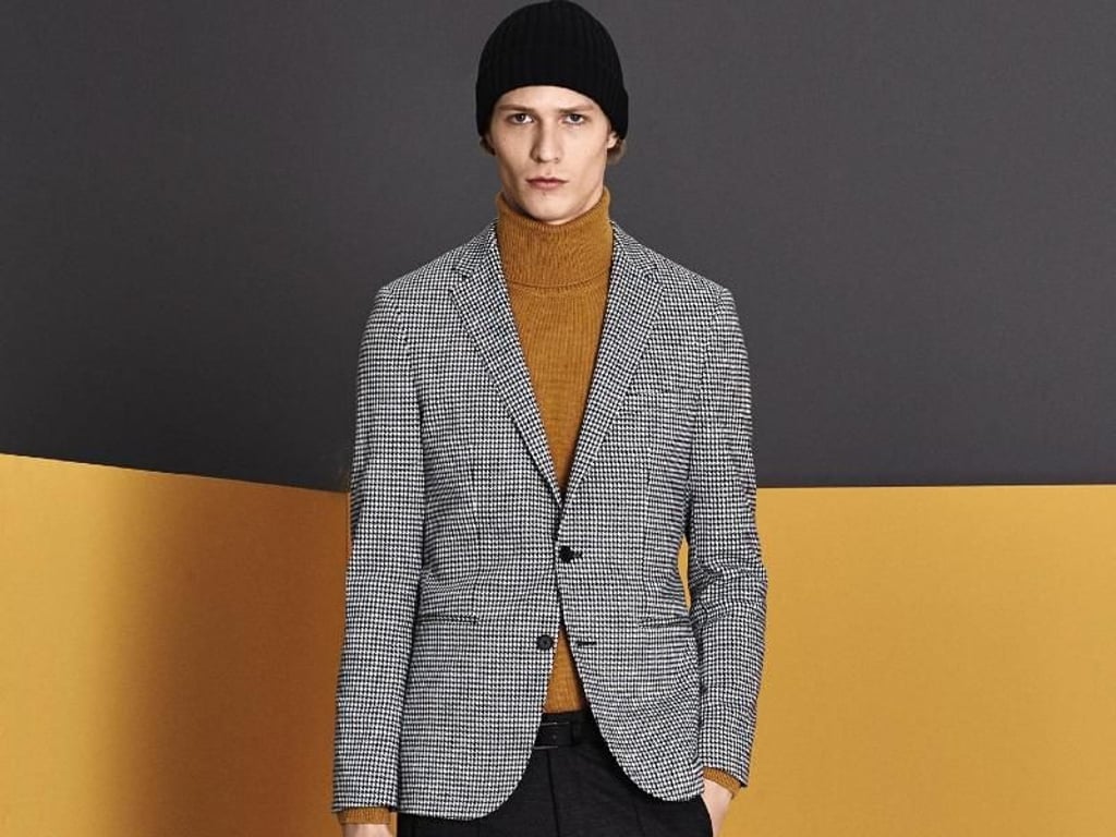 Ein weiterer Trend: Der Rollkragenpullover. Boss kombiniert ihn mit einer Bundfaltenhose (Sakko 499 Euro, Pullover 279 Euro, Hose 249 Euro, Mütze ca. 95 Euro, Schuhe 250 Euro, Tasche 650 Euro). Foto: Boss