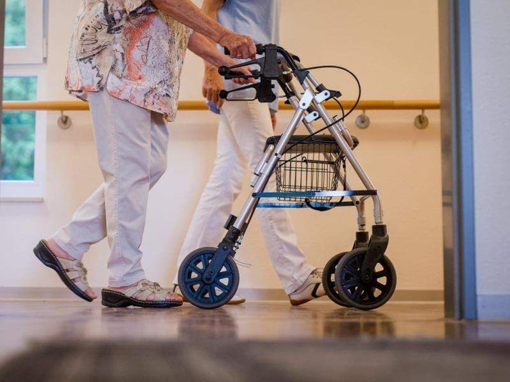 Wenn die zuständige Pflegekasse einen Antrag auf Pflegestufe nicht rechtzeitig bearbeitet, muss sie automatisch Geld an den Versicherten zahlen. Foto: Christoph Schmidt/dpa