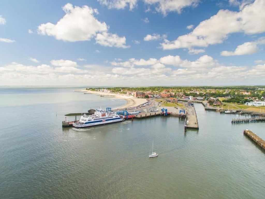 Der Hafen von Wyk auf Föhr: Fähren verbinden die Insel in etwa 50 Minuten mit dem Festland an der schleswig-holsteinischen Westküste. Foto: Moritz Kertzscher/Föhr Tourismus GmbH