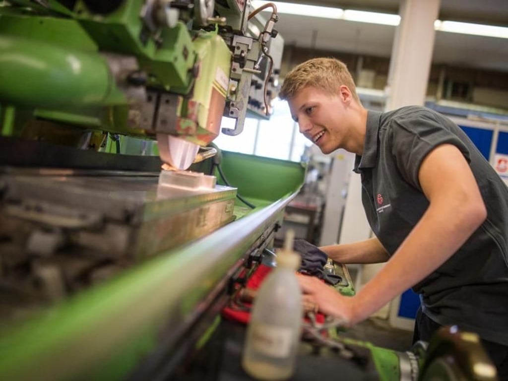 Werkzeugmechaniker müssen die Maschinen so programmieren, dass die Werkzeugteile richtig bearbeitet werden. Niklas Welsch prüft, ob bei der Schleifmaschine alles richtig läuft. Foto: Christoph Schmidt