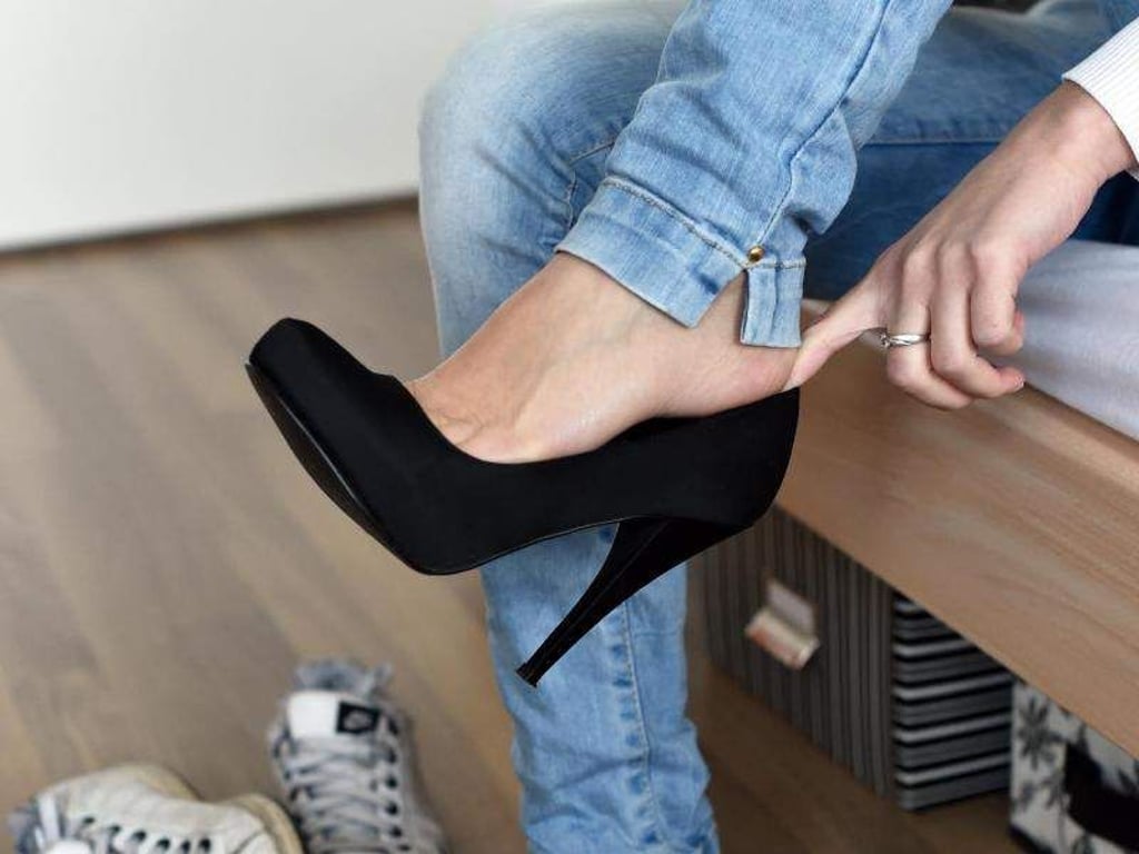 Kommt ein Kratzer auf den Schuhabsatz, lässt sich dieser oft schon mit farbiger Schuhcreme oder einem Filzstift kaschieren. Foto: Jens Kalaene