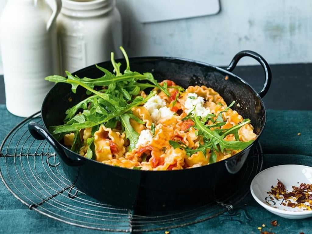 Martha Stewart sagt über die Pasta alla Vesuviana: Wenn es ein Pasta-Gericht gäbe, das man für den Rest seines Lebens im Repertoire haben sollte, dann diese Tomaten-One-Pot-Pasta. Foto: Gräfe und Unzer/Wolfgang Schardt