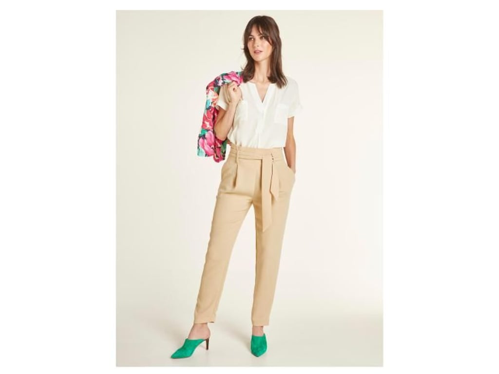 Nach wie vor ein Klassiker ist die Kombination mit Weiß - was im Sommer außerdem leicht und frisch wirkt. Auch Heine setzt zum Beispiel darauf. Die Schuhe bringen einen Farbtupfer ins Outfit (Hose ca. 70 Euro, Seidenbluse ca. 100 Euro, Blazer ca. 100 Euro, Sabots ca. 140 Euro). Foto: Heine