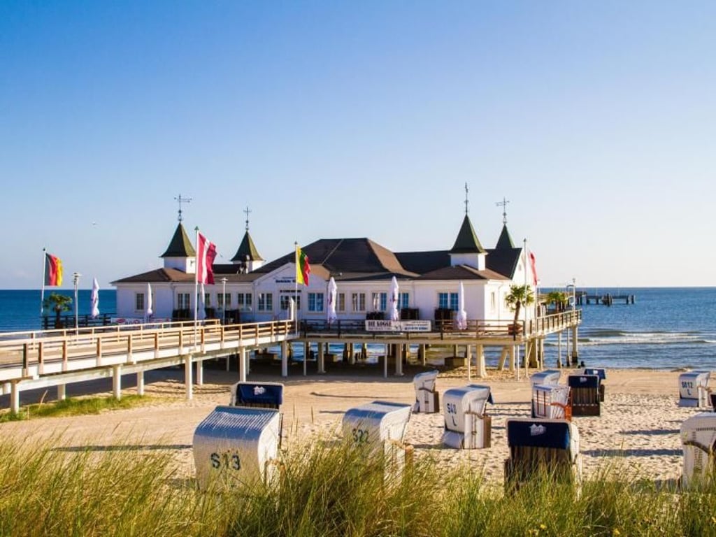 Ahlbecks Schmuckstück: Auch wenn im Herbst am Strand nicht mehr ganz so viel los ist, lohnt sich ein Abstecher zur Seebrücke. Foto: Usedom Tourismus/Andreas Dumke