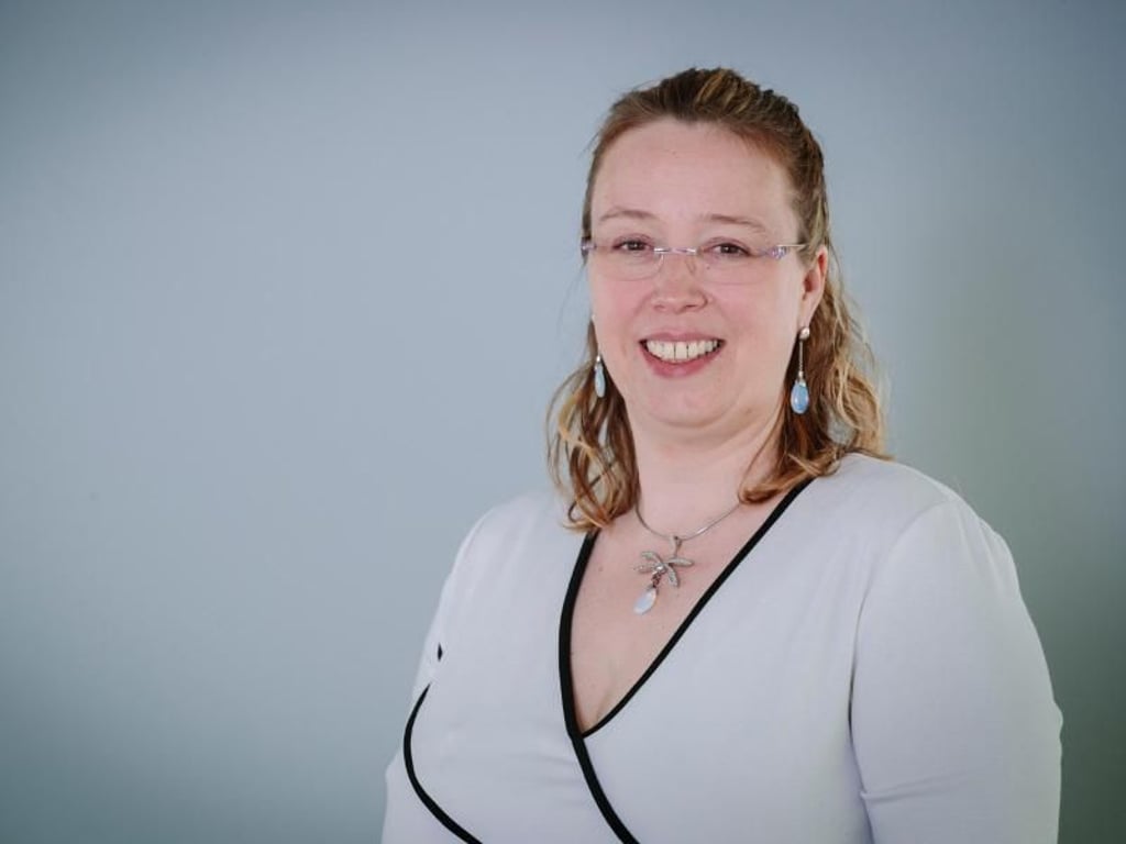 Juliane Gericke schwört auf ihre Insulinpumpe. Die Geschäftsführerin der Patientenorganisation Deutsche Diabetes-Hilfe - Menschen mit Diabetes hat Diabetes Typ 1. Foto: Dirk Michael Deckbar/Deutsche Diabetes-Hilfe