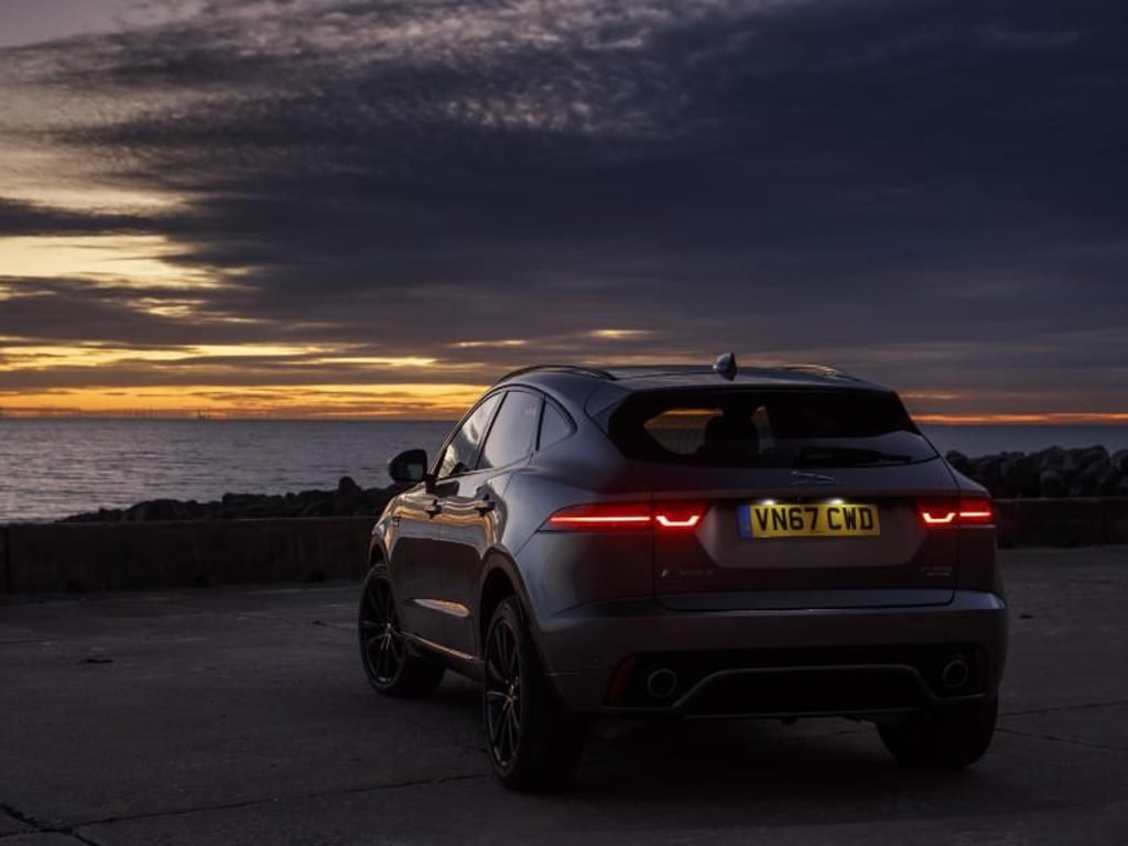 Jaguar vergisst darüber hinaus nicht die klassischen Tugenden. So fasst der variable Kofferraum mindestens 557 Liter, die Klappe lässt sich mit Gestensteuerung öffnen. Foto: David Shepherd/Jaguar/dpa